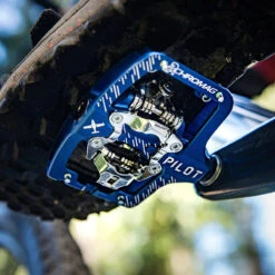 CHROMAG Pilot Klikpedalen - Zwart 5 CHROMAG Pilot Klikpedalen - Zwart -Crankbrothers Verkoop chromag pilot clipless pedals blue mounted 1470642 1